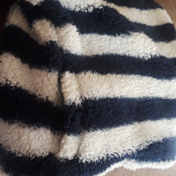 Warm fuzzy girl's top - Picture 4 of 4